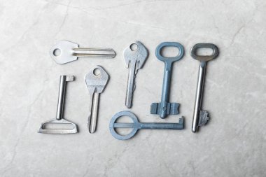 Saatler, tabutlar ve eşsiz şekilleri ve tasarımları olan kapılar için dekoratif anahtarlar. Soyut arkaplan kalıpları ve desenler. Düz yatıyordu.