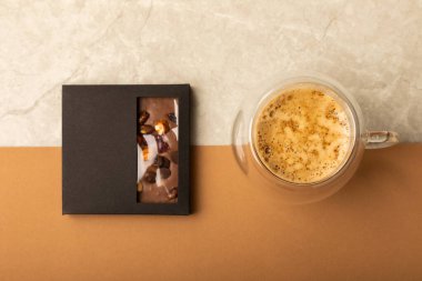 Kahverengi arka planda köpük köpüklü Aromatik kahve. Çikolatalı ve fındıklı kahve. Atıştırmalık Sabah kahvesi. Sıcak sıcak içecek.