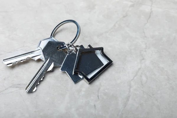 Ház Kulcsok Egy Kulcstartó Formájában Egy Ház Összetétel Egy Szürke — Stock Fotó