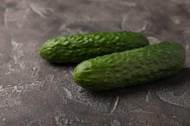 Siyah arka planda taze organik salatalıklar. Taze sebzeler. Vegan yiyecekler. Sağlıklı yiyecekler..