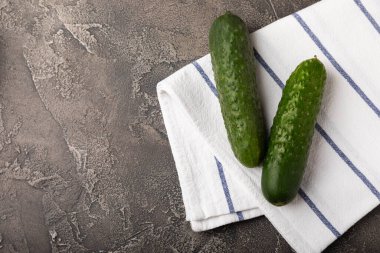 Taze organik salatalıklar ve ahşap dokuda dilimler. Salata için malzeme. Taze sebze. Sağlıklı yiyecek..