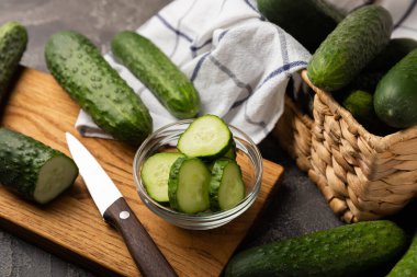 Taze organik salatalıklar ve ahşap dokuda dilimler. Salata için malzeme. Taze sebze. Sağlıklı yiyecek..