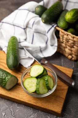 Taze organik salatalıklar ve ahşap dokuda dilimler. Salata için malzeme. Taze sebze. Sağlıklı yiyecek..