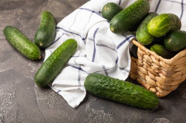 Taze organik salatalıklar ve ahşap dokuda dilimler. Salata için malzeme. Taze sebze. Sağlıklı yiyecek..