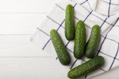 Taze organik salatalıklar ve ahşap dokuda dilimler. Salata için malzeme. Taze sebze. Sağlıklı yiyecek..