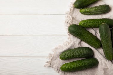 Taze organik salatalıklar ve ahşap dokuda dilimler. Salata için malzeme. Taze sebze. Sağlıklı yiyecek..