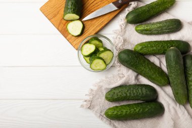 Taze organik salatalıklar ve ahşap dokuda dilimler. Salata için malzeme. Taze sebze. Sağlıklı yiyecek..