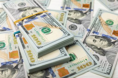 Para, 100 dolarlık banknotlar. Para masanın üzerine saçıldı. Finans ve ekonomi kavramları. Para biriktirme kavramı. Para biriktirme. Yatırım..