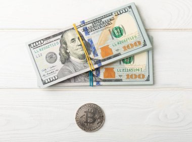 Gümüş paralar ve 100 dolarlık banknotlar. İş konsepti. Para tasarrufu. Yatırımlar. Kripto para birimi. Boşluğu kopyala.