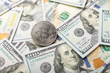 Gümüş paralar ve 100 dolarlık banknotlar. İş konsepti. Para tasarrufu. Yatırımlar. Kripto para birimi. Boşluğu kopyala.