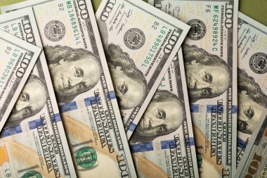 Para, zeytin arka planında 100 dolarlık banknotlar. Para masanın üzerine saçıldı. Finans ve ekonomi kavramları. Para biriktirme konsepti. Para biriktiriyorum. Yatırımlar. Boşluğu kopyala.