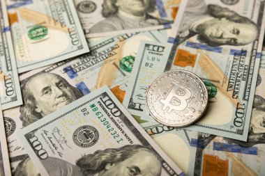 Gümüş paralar ve 100 dolarlık banknotlar. İş konsepti. Para tasarrufu. Yatırımlar. Kripto para birimi. Boşluğu kopyala.