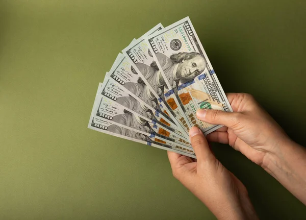 Pengar Handen Sedlar Hundra Dollar Olivbakgrund Kontantkonto Ekonomi Och Finansbegrepp — Stockfoto