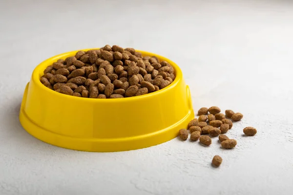 Comida Seca Para Gatos Tazón Amarillo Sobre Fondo Cemento Vitaminas — Foto de Stock