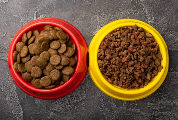 Alimento Seco Para Gatos Perros Bol Amarillo Rojo Sobre Fondo — Foto de Stock