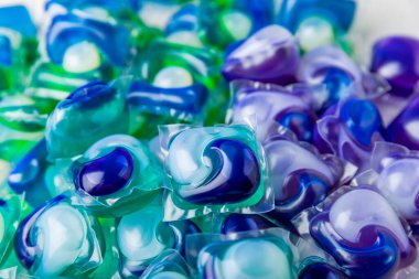 Yıkama kapsülleri. Çamaşır makinesinde çamaşır yıkamak için sıvı tozlu kapsüller. Kapsüller arka plan.