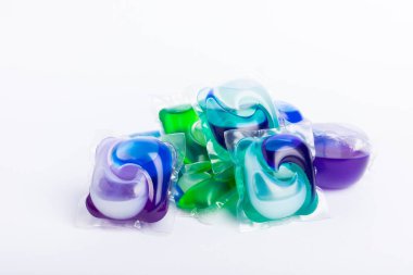 Çamaşır deterjanı yıkama kapsülleri çamaşır makinesinde çamaşır yıkamak için beyaz arka planda izole edilmiş. Saflık kavramı. Metin için yer.