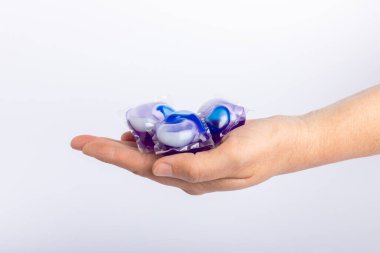 El yıkama kapsülleri. Çamaşır makinesinde çamaşır yıkamak için toz beyazı izole edilmiş. Saflık kavramı. Metin için yer.