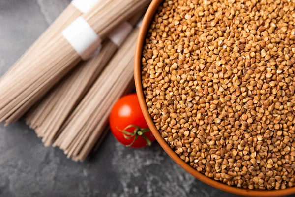 Fagópiro Uma Tigela Com Tomates Cereja Macarrão Soba Trigo Mourisco — Fotografia de Stock