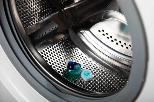 Çamaşır Makinesinde Sıvı Tozu Olan Kapsül Yakın Plan Arabada Yıkanmak — Stok fotoğraf