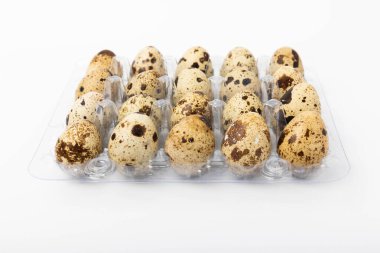 Beyaz bir arka planda izole edilmiş plastik bir pakette bıldırcın yumurtaları. Organik gıdalar. Mesaj için yer. taze yumurta