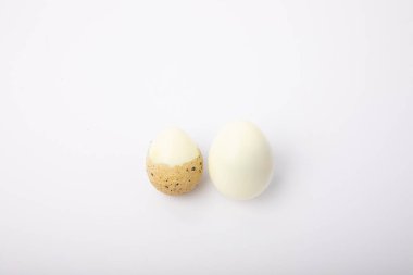 Kaynamış bıldırcın yumurtaları beyaz arka planda izole edilmiş. Organik yiyecekler. Mesaj için yer. Taze bıldırcın yumurtası..
