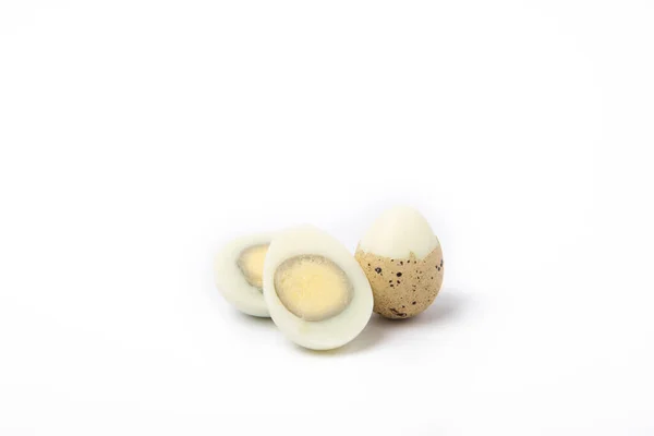 白い背景に単離されたゆで卵 有機食品 テキスト用の場所 新鮮なウズラの卵 — ストック写真