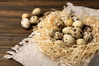 Kahverengi desenli arka planda bıldırcın yumurtası. Organik yiyecek. Mesaj için yer. taze yumurta