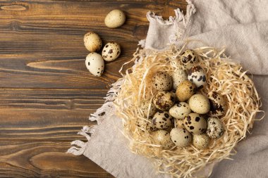 Kahverengi desenli arka planda bıldırcın yumurtası. Organik yiyecek. Mesaj için yer. taze yumurta