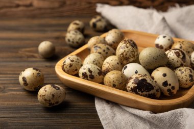 Kahverengi desenli bambu tabaktaki bıldırcın yumurtaları. Organik yiyecekler. Mesaj için yer. taze yumurta