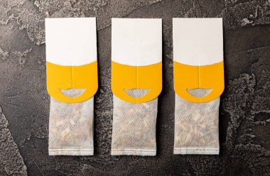Bitki çayı Superfood. Siyah desenli arka planda çay fincanı demlemek için yakın plan. kopyalama alanı. Metin için yer.