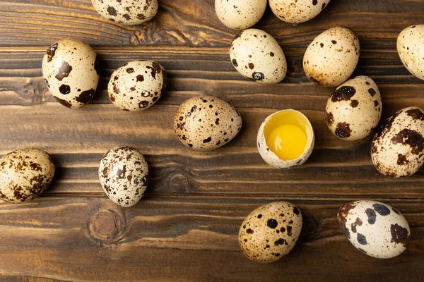 Huevos Codorniz Sobre Fondo Textura Marrón Lugar Para Texto Huevos — Foto de Stock