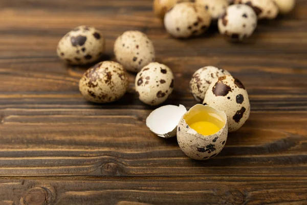 Перепелиные Яйца Фоне Коричневой Текстуры Органическая Пища Место Смс Свежие — стоковое фото