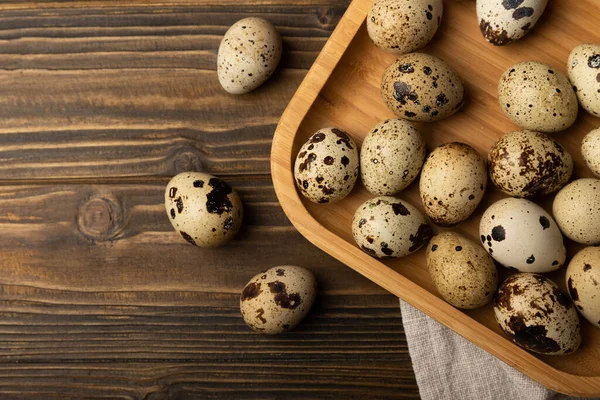 Kahverengi desenli bambu tabaktaki bıldırcın yumurtaları. Organik yiyecekler. Mesaj için yer. taze yumurta