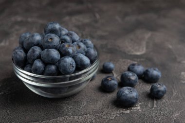 Siyah desenli arka planda seramik bir kasede yaban mersini. Olgun ve taze yaban mersini. Vitaminler. Sağlıklı yiyecekler. Sulu böğürtlen. Boşluğu kopyala. Mesaj için yer