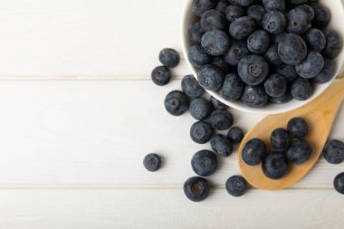 Hafif desenli arka planda seramik bir kasede yaban mersini. Olgun ve taze yaban mersini. Vitaminler. Sağlıklı yiyecekler. Sulu böğürtlen. Boşluğu kopyala. Mesaj için yer