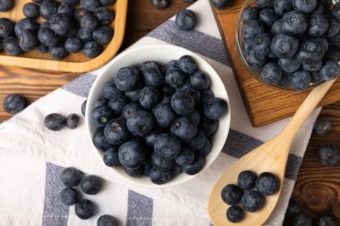 Kahverengi dokuya sahip seramik bir kasede yabanmersini. Olgun ve taze yaban mersini. Vitaminler. Sağlıklı yiyecekler. Sulu böğürtlen. Boşluğu kopyala. Mesaj için yer