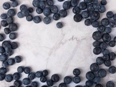 Hafif desenli bir arka planda yabanmersini. Olgun ve taze yaban mersini. Vitaminler. Sağlıklı yiyecekler. Sulu böğürtlen. Boşluğu kopyala. Mesaj için yer