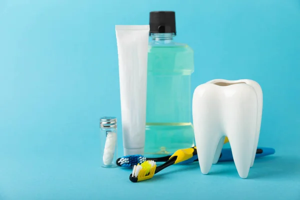 歯ブラシ 舌クリーナー フロス 歯磨き粉チューブとコピースペースと青の背景にマウスウォッシュ 歯科衛生学 口腔ケアキット 歯医者の概念 — ストック写真