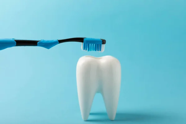 青の背景に歯ブラシで白い歯の洗浄モデル 歯科衛生の概念 歯垢や歯茎病の予防 ケアの予防 Mockup — ストック写真