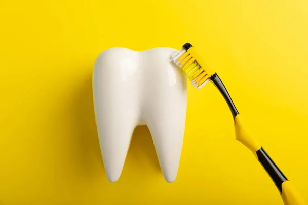 Modelo Limpieza Dientes Blancos Con Cepillo Dientes Sobre Fondo Amarillo — Foto de Stock