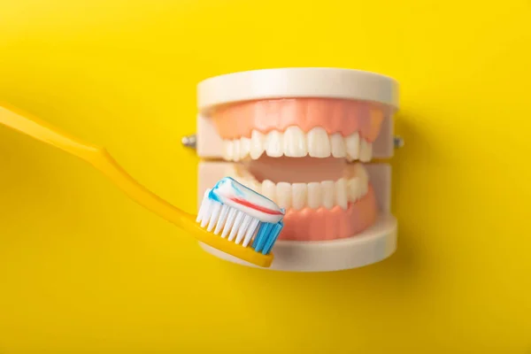 Prótesis Con Cepillo Dientes Amarillo Sobre Fondo Amarillo Mandíbulas Superiores — Foto de Stock