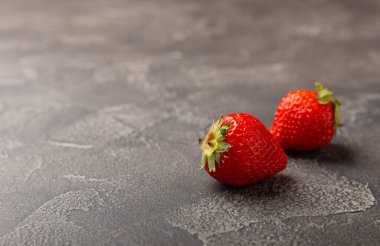 Siyah desenli taze çilek. Vejetaryen organik böğürtlen. Sağlıklı yiyecek.