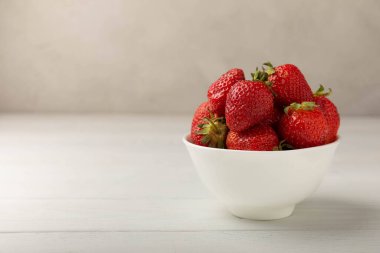 Beyaz ahşap bir arka planda taze olgun çilekler. Vejetaryen organik böğürtlen. Sağlıklı yiyecek. Vitamin.