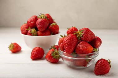 Beyaz ahşap bir arka planda taze olgun çilekler. Vejetaryen organik böğürtlen. Sağlıklı yiyecek. Vitamin.