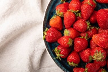 Beyaz ahşap bir arka planda taze olgun çilekler. Vejetaryen organik böğürtlen. Sağlıklı yiyecek. Vitamin.