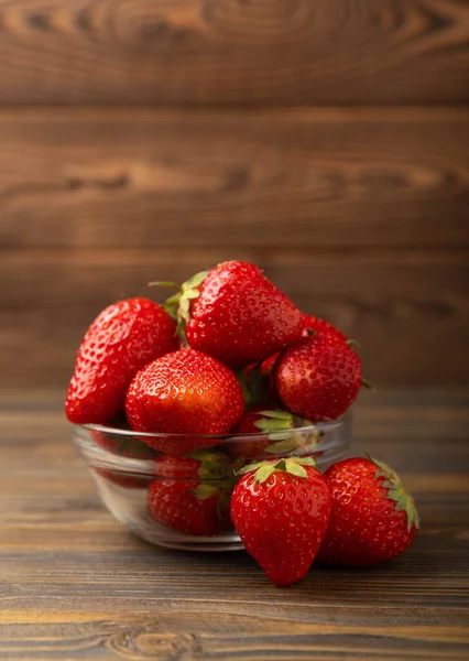 Kahverengi desenli bir kasede taze olgun çilekler. Vejetaryen organik böğürtlen. Sağlıklı yiyecek.