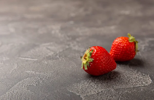 Siyah desenli taze çilek. Vejetaryen organik böğürtlen. Sağlıklı yiyecek.