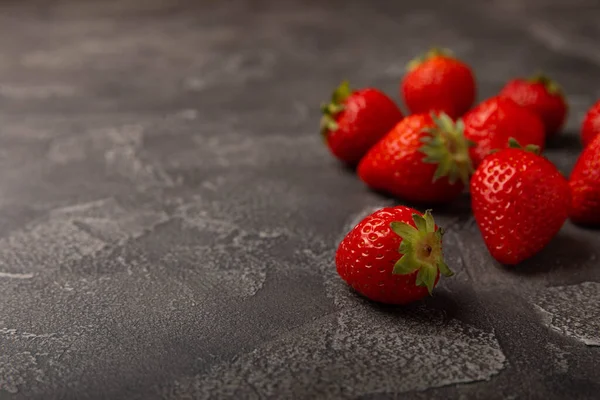 Siyah desenli taze çilek. Vejetaryen organik böğürtlen. Sağlıklı yiyecek.
