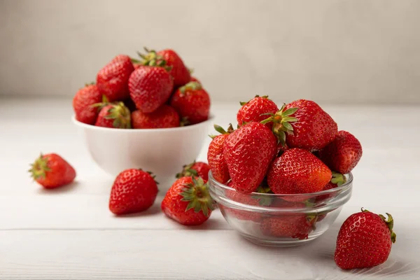 Beyaz ahşap bir arka planda taze olgun çilekler. Vejetaryen organik böğürtlen. Sağlıklı yiyecek. Vitamin.